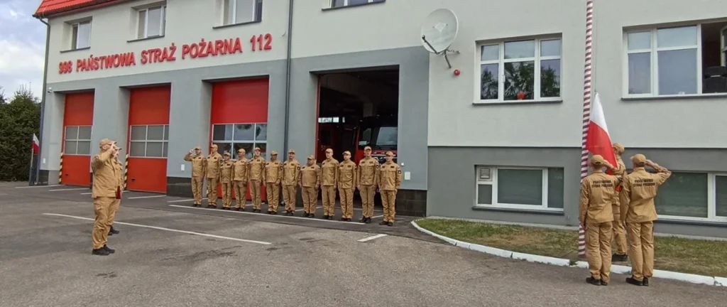 Strażacy z KP PSP w Piszu podczas uroczystego podniesienia flagi państwowej