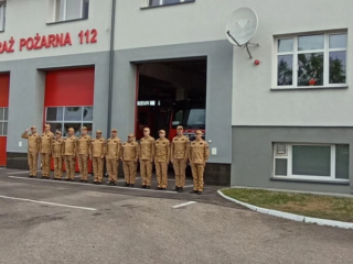 Strażacy z KP PSP w Piszu podczas uroczystego podniesienia flagi państwowej