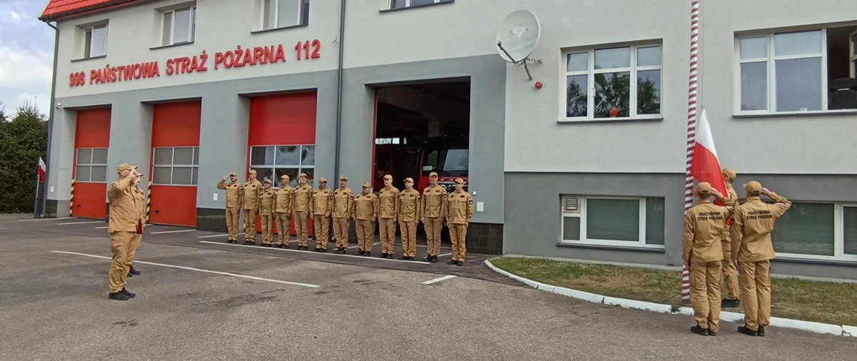 Strażacy z KP PSP w Piszu podczas uroczystego podniesienia flagi państwowej
