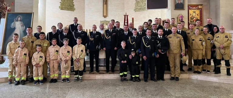 Strażacy i uczestnicy uroczystej Mszy Świętej z okazji Dnia Strażaka w Piszu