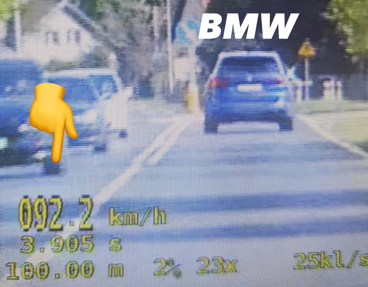 Policjanci z Pisza podczas kontroli drogowej w ramach akcji "Bezpieczny weekend"