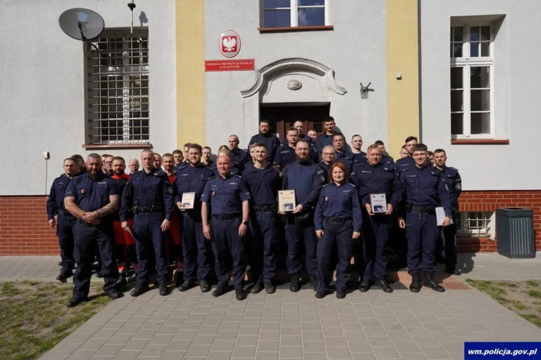 Piska drużyna policyjna odbiera nagrodę za II miejsce w zawodach ratowniczych