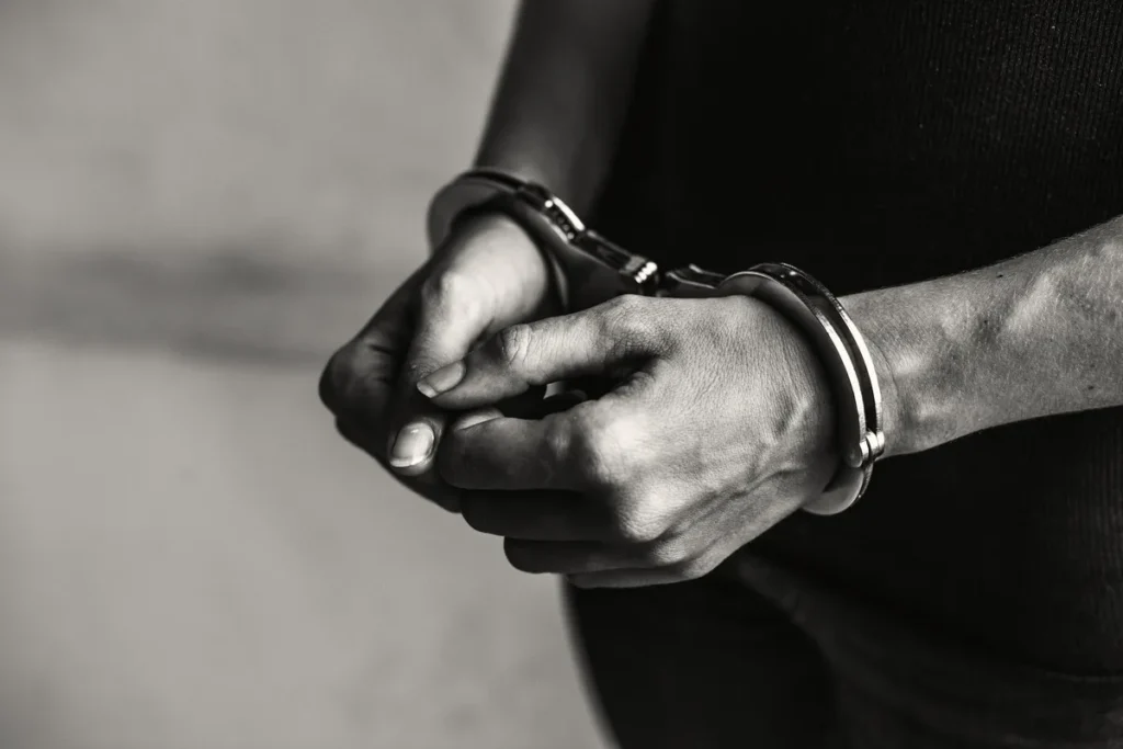 Policjanci z Orzysza zatrzymali poszukiwanego mężczyznę z dwoma nakazami sądowymi
