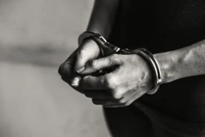 Policjanci z Orzysza zatrzymali poszukiwanego mężczyznę z dwoma nakazami sądowymi