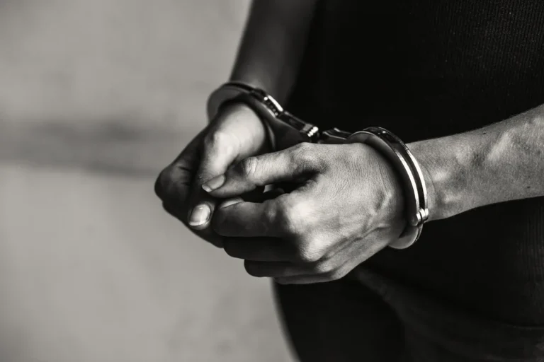 Policjanci z Orzysza zatrzymali poszukiwanego mężczyznę z dwoma nakazami sądowymi