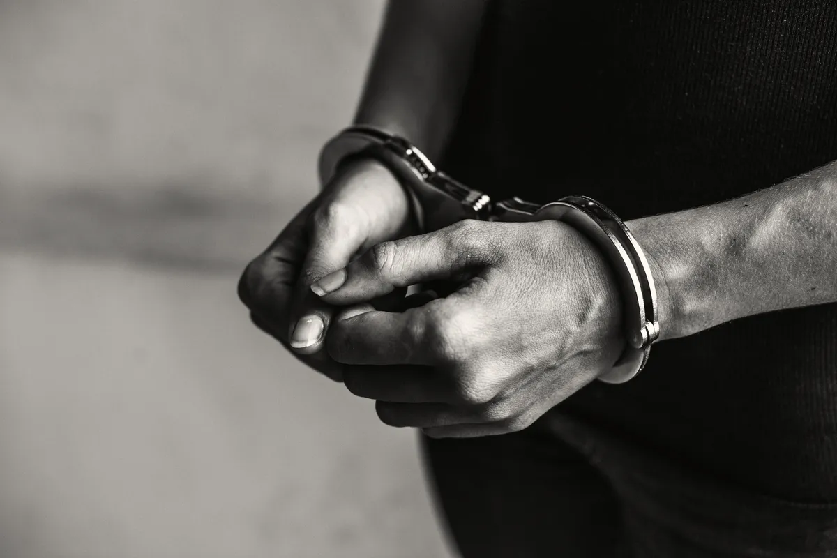 Policjanci z Orzysza zatrzymali poszukiwanego mężczyznę z dwoma nakazami sądowymi