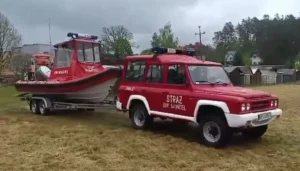 Kolumna pojazdów OSP Wiartel – quad, ambulans, łódź i wozy strażackie podczas prezentacji sprzętu