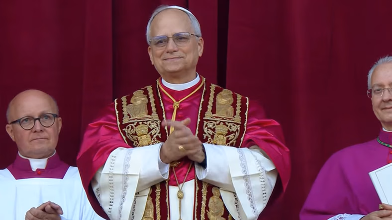 Papież Leon XIV – kard. Robert Prevost pozdrawia wiernych z balkonu bazyliki św. Piotra w Watykanie