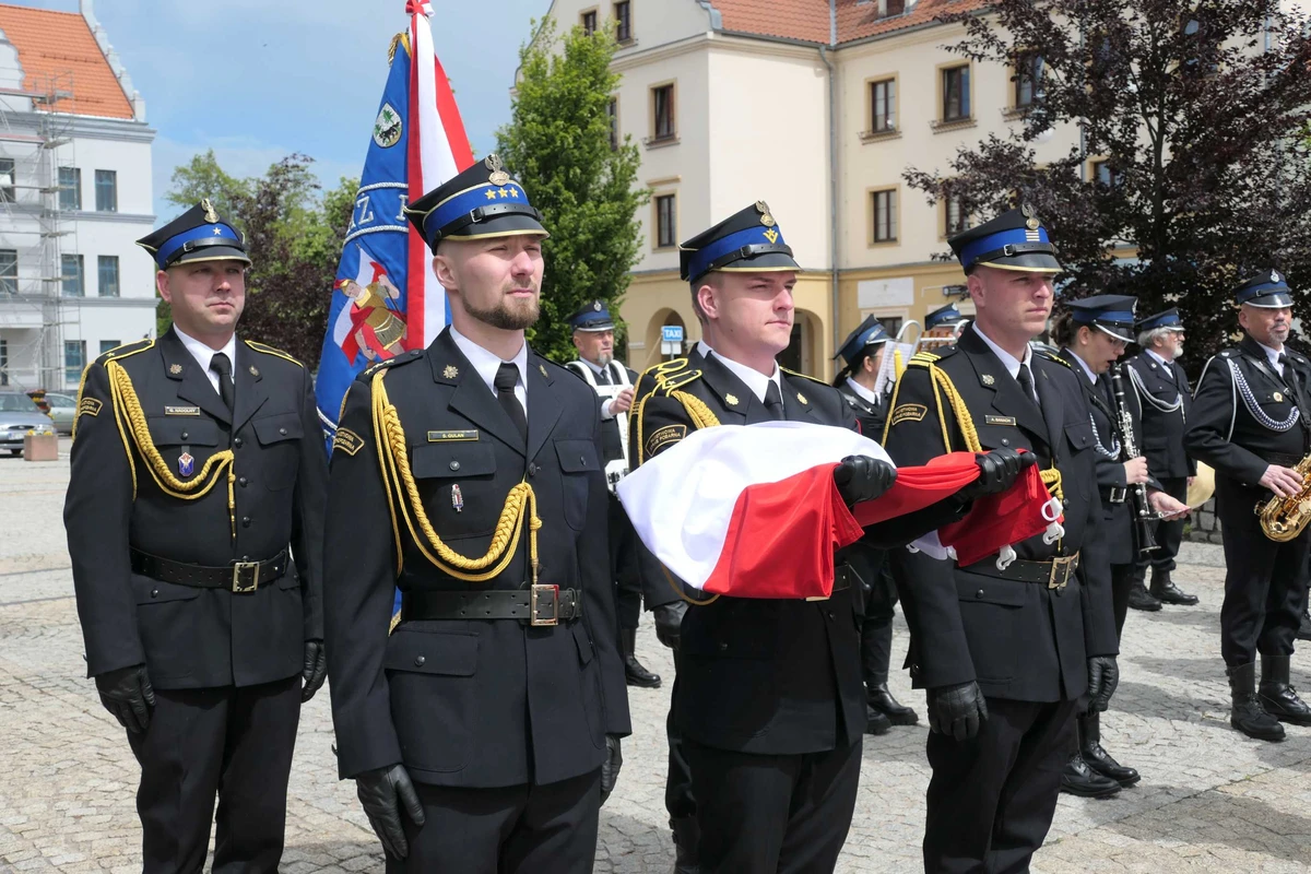 Uroczystości Dnia Strażaka w Piszu – przemówienia, odznaczenia i awanse dla funkcjonariuszy i druhów OSP