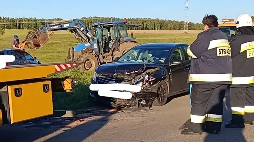 Miejsce wypadku w Turowie – działania służb ratunkowych, zderzenie dwóch aut i lądowanie śmigłowca LPR