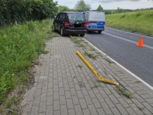 Samochód osobowy po uderzeniu w barierki przy drodze w Kociołku Dużym – akcja służb ratunkowych