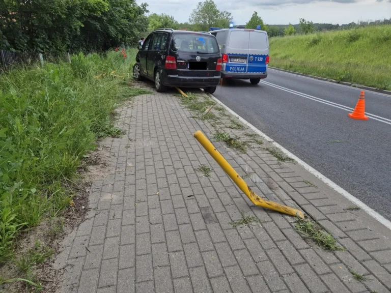 Samochód osobowy po uderzeniu w barierki przy drodze w Kociołku Dużym – akcja służb ratunkowych