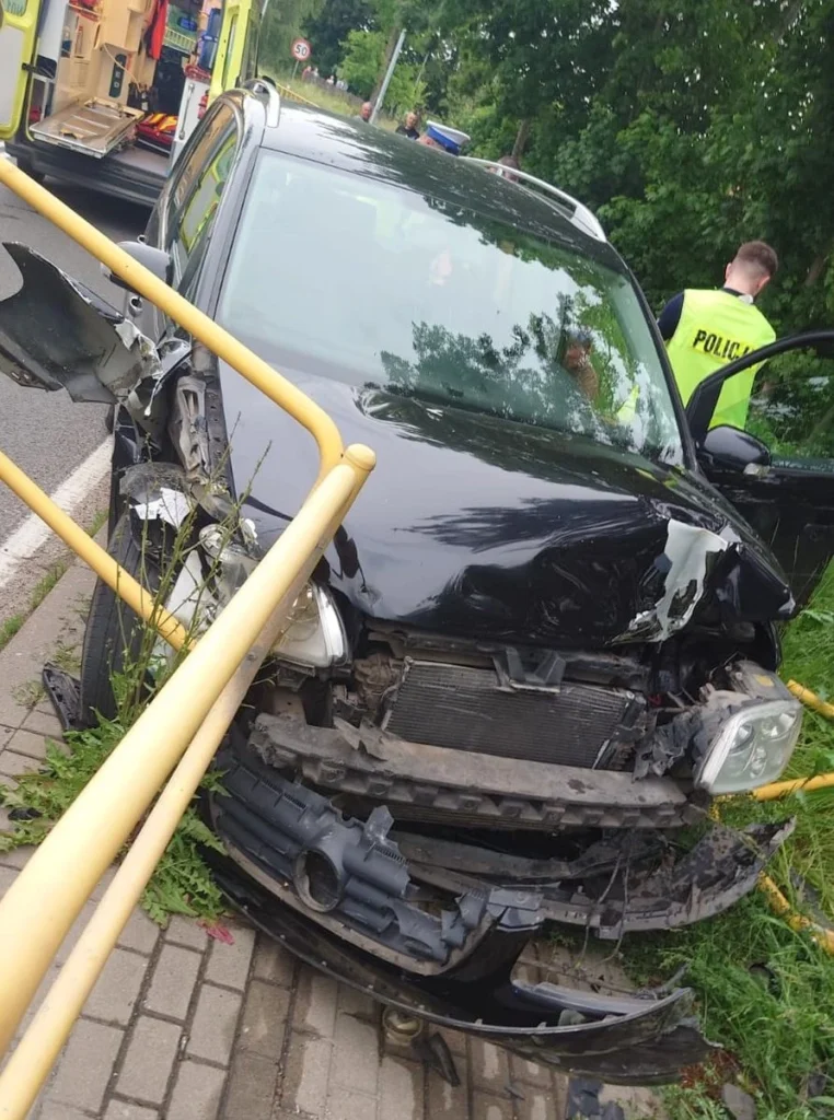 iejsce wypadku w Kocie Dużym – volkswagen touran na poboczu