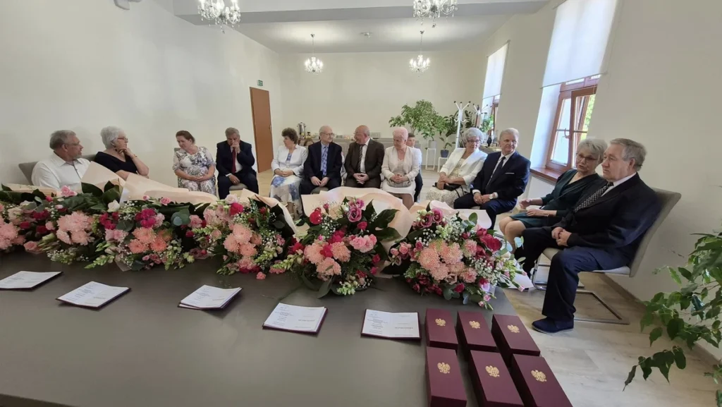 Sześć par świętujących 50-lecie małżeństwa podczas uroczystości w USC Pisz, czerwiec 2025