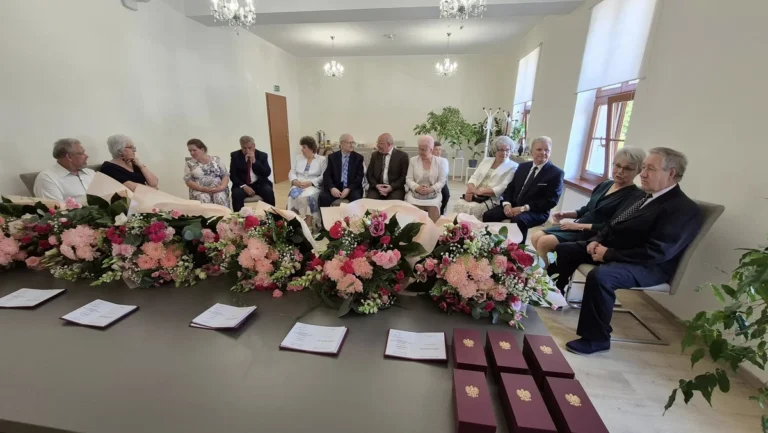 Sześć par świętujących 50-lecie małżeństwa podczas uroczystości w USC Pisz, czerwiec 2025
