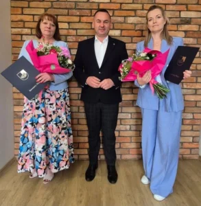 Agnieszka Kucisz i Małgorzata Wyszyńska podczas wręczania nominacji