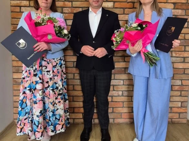 Agnieszka Kucisz i Małgorzata Wyszyńska podczas wręczania nominacji
