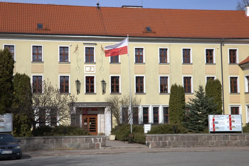 Dokumenty i formularze wniosków o stypendium na stole w Urzędzie Miejskim w Piszu