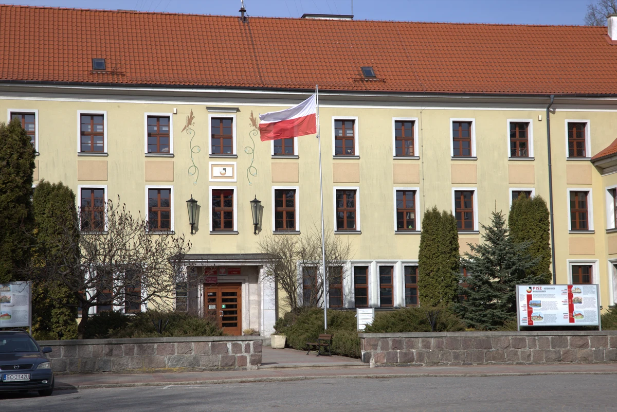Dokumenty i formularze wniosków o stypendium na stole w Urzędzie Miejskim w Piszu