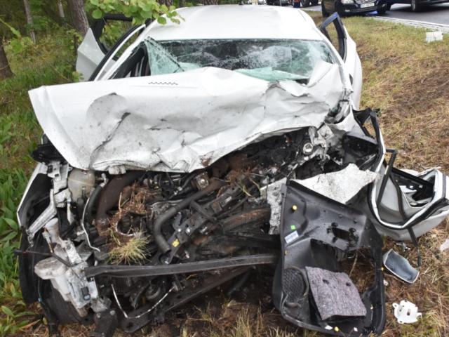 Skutki tragicznego wypadku na trasie Pisz–Ruciane-Nida – rozbite auta osobowe po czołowym zderzeniu