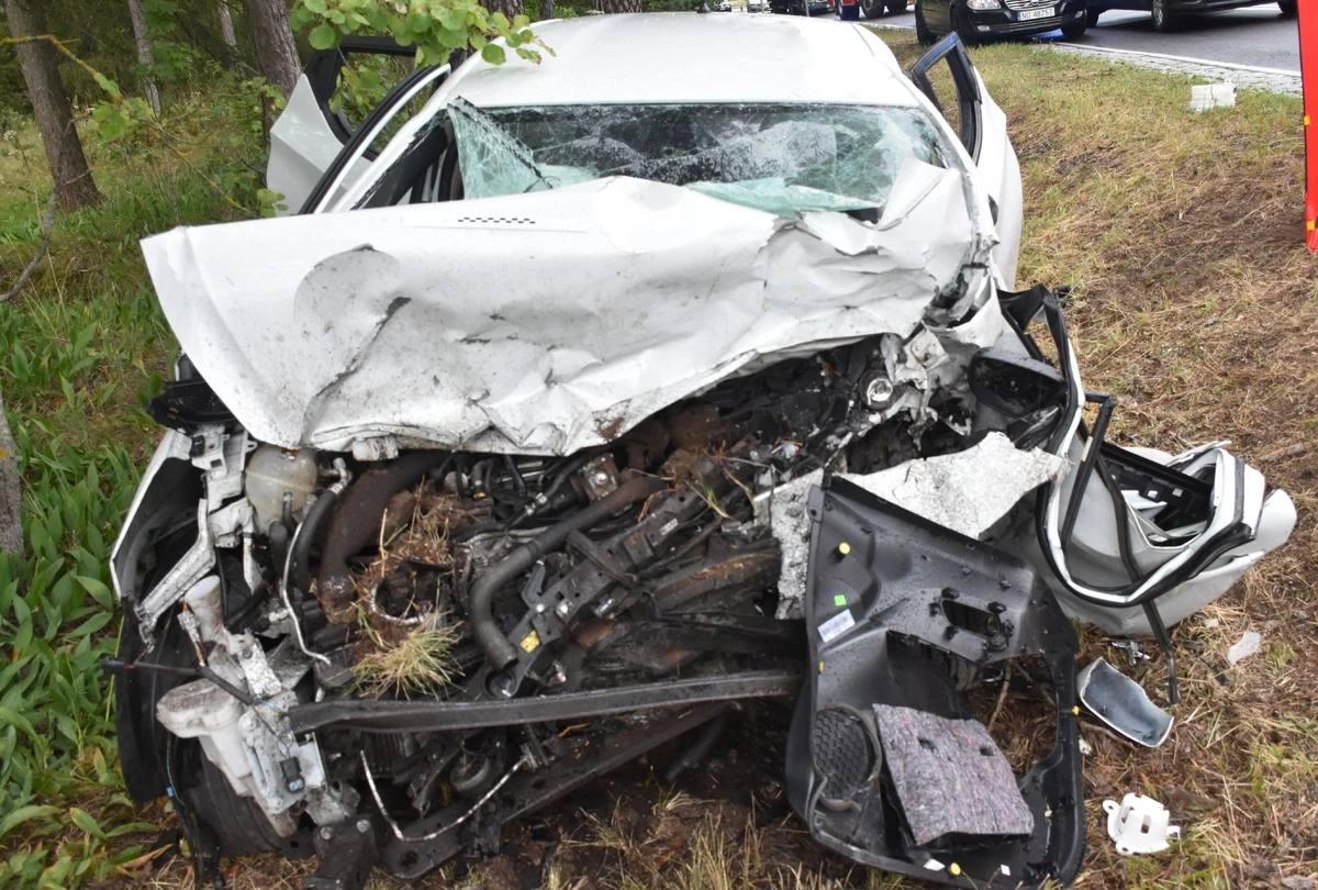 Skutki tragicznego wypadku na trasie Pisz–Ruciane-Nida – rozbite auta osobowe po czołowym zderzeniu