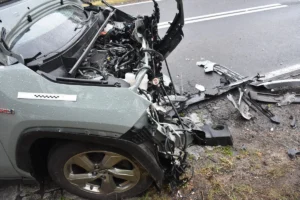 Skutki tragicznego wypadku na trasie Pisz-Ruciane-Nida - rozbite auta osobowe po czołowym zderzeniu