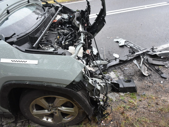 Skutki tragicznego wypadku na trasie Pisz–Ruciane-Nida – rozbite auta osobowe po czołowym zderzeniu