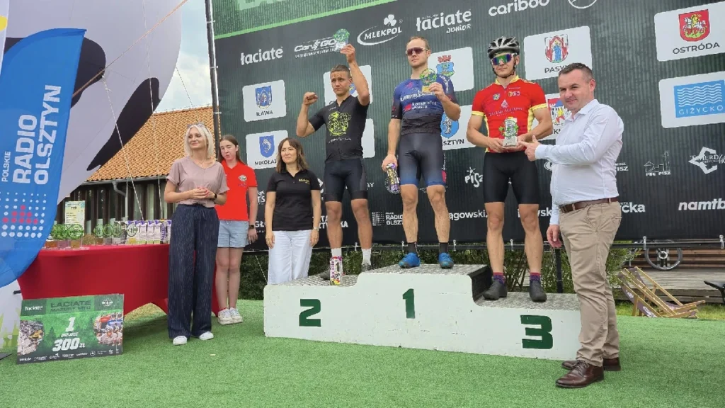 Zawodnicy podczas startu etapu Łaciate Mazury MTB w Piszu – Plaża Miejska, 13 lipca 2025