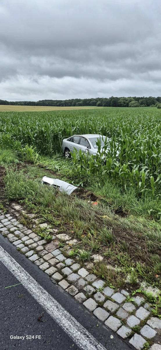 Strażak z Pisza podczas oddawania krwi w mobilnym punkcie poboru