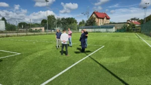 Zmodernizowane boisko Orlik w Piszu – nowa murawa i infrastruktura gotowe do gry.