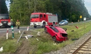 Zderzenie samochodu osobowego z szynobusem na przejeździe kolejowym w powiecie piskim – dwie osoby trafiły do szpitala.