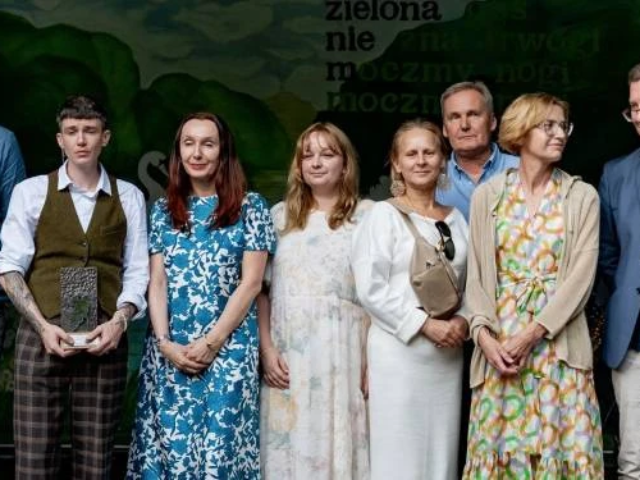 Laureaci nagrody Orfeusza i przedstawiciele jury oraz władz powiatu podczas gali w Praniu, 2025