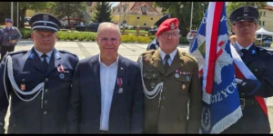 Starosta Piski Andrzej Nowicki podczas uroczystości wręczenia Srebrnego Medalu za Zasługi dla Policji w Giżycku.