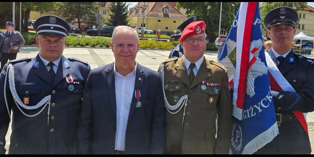 Starosta Piski Andrzej Nowicki podczas uroczystości wręczenia Srebrnego Medalu za Zasługi dla Policji w Giżycku.