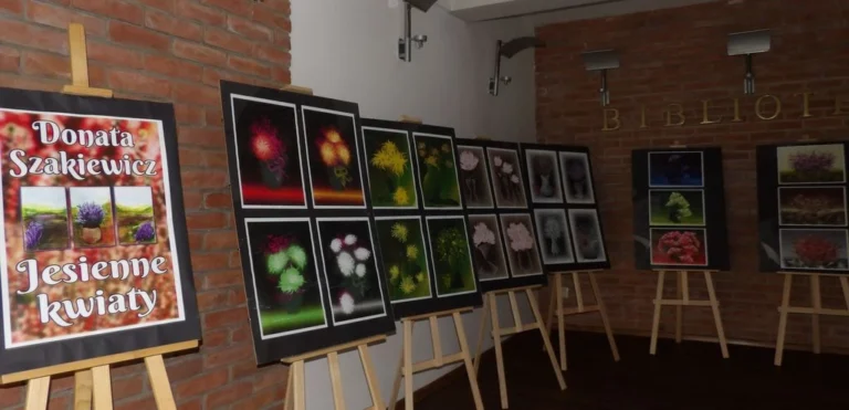 Obrazy Donaty Szakiewicz na wystawie Jesienne kwiaty w Bibliotece Miejskiej w Piszu