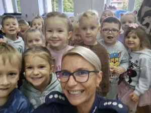 Policjanci spotkali się z dziećmi i uczyli zasad bezpieczeństwa na drodze