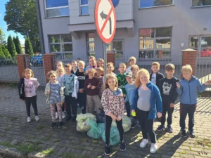 Uczniowie SP1 w Piszu sprzątają tereny miasta w ramach akcji sprzątania świata