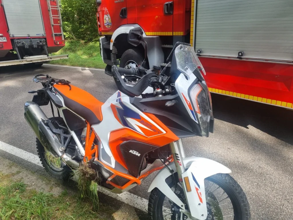 Akcja ratunkowa po zderzeniu motocykla z dziką zwierzyną na drodze 609 – dwie osoby poszkodowane