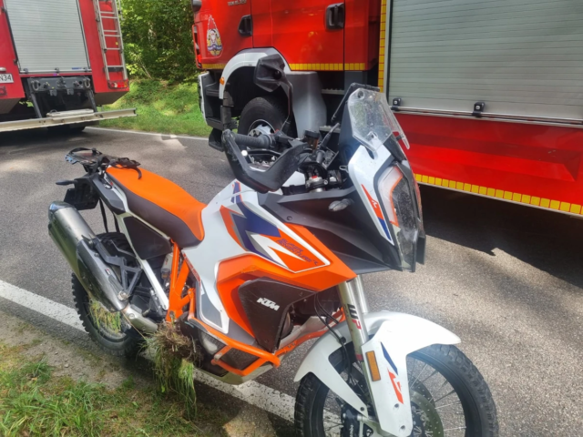 Akcja ratunkowa po zderzeniu motocykla z dziką zwierzyną na drodze 609 – dwie osoby poszkodowane