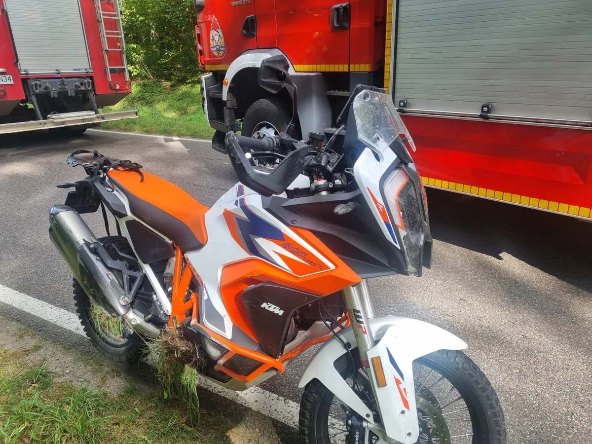 Akcja ratunkowa po zderzeniu motocykla z dziką zwierzyną na drodze 609 – dwie osoby poszkodowane