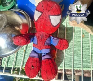 Maskotka Spider-Man znaleziona przez pijanego mężczyznę w Piszu – fałszywe zgłoszenie do policji