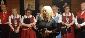 Koncert Śpiewające pokolenia w Miejsko-Gminnej Bibliotece Publicznej w Piszu – publiczność śpiewała razem z artystami