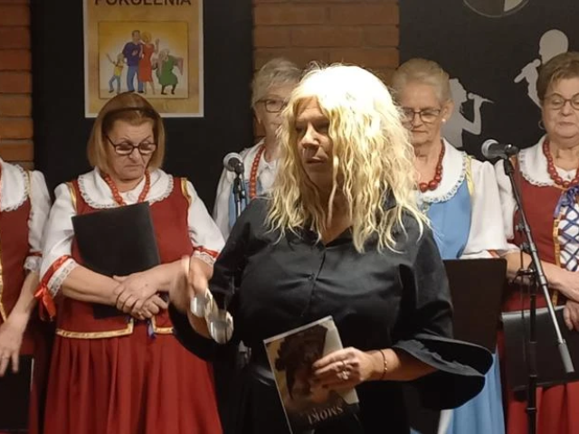 Koncert Śpiewające pokolenia w Miejsko-Gminnej Bibliotece Publicznej w Piszu – publiczność śpiewała razem z artystami
