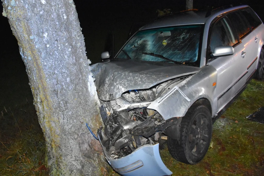 Rozbity VW Passat po wypadku w Rakowie Pińskim – kierowca miał prawie 1 promil alkoholu
