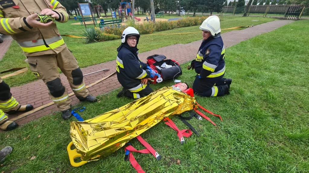 Strażacy z OSP Liski podczas próbnej ewakuacji Szkoły Podstawowej w Liskach