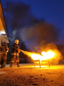 Szkolenie młodzieży OSP Biała Piska z gaszenia ognia w ramach projektu Mały Strażak w mundurze