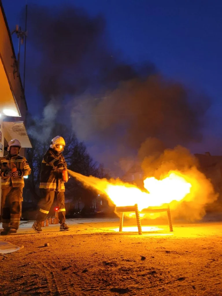 Szkolenie młodzieży OSP Biała Piska z gaszenia ognia w ramach projektu Mały Strażak w mundurze