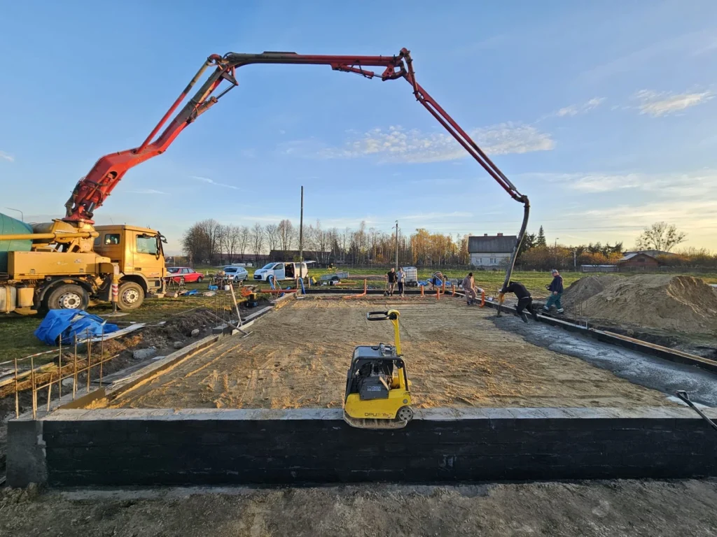 Budowa nowej remizy OSP Pisz II – druhowie pracują przy wsparciu mieszkańców i firm lokalnych