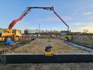 Budowa nowej remizy OSP Pisz II - druhowie pracują przy wsparciu mieszkańców i firm lokalnych