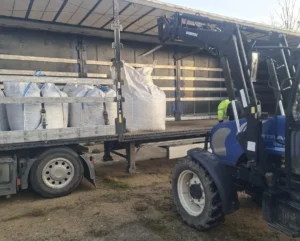 Dzielnicowy z Białej Piskiej zebrał 8,5 tony kasztanów dla Mai - wspólna akcja pomocy